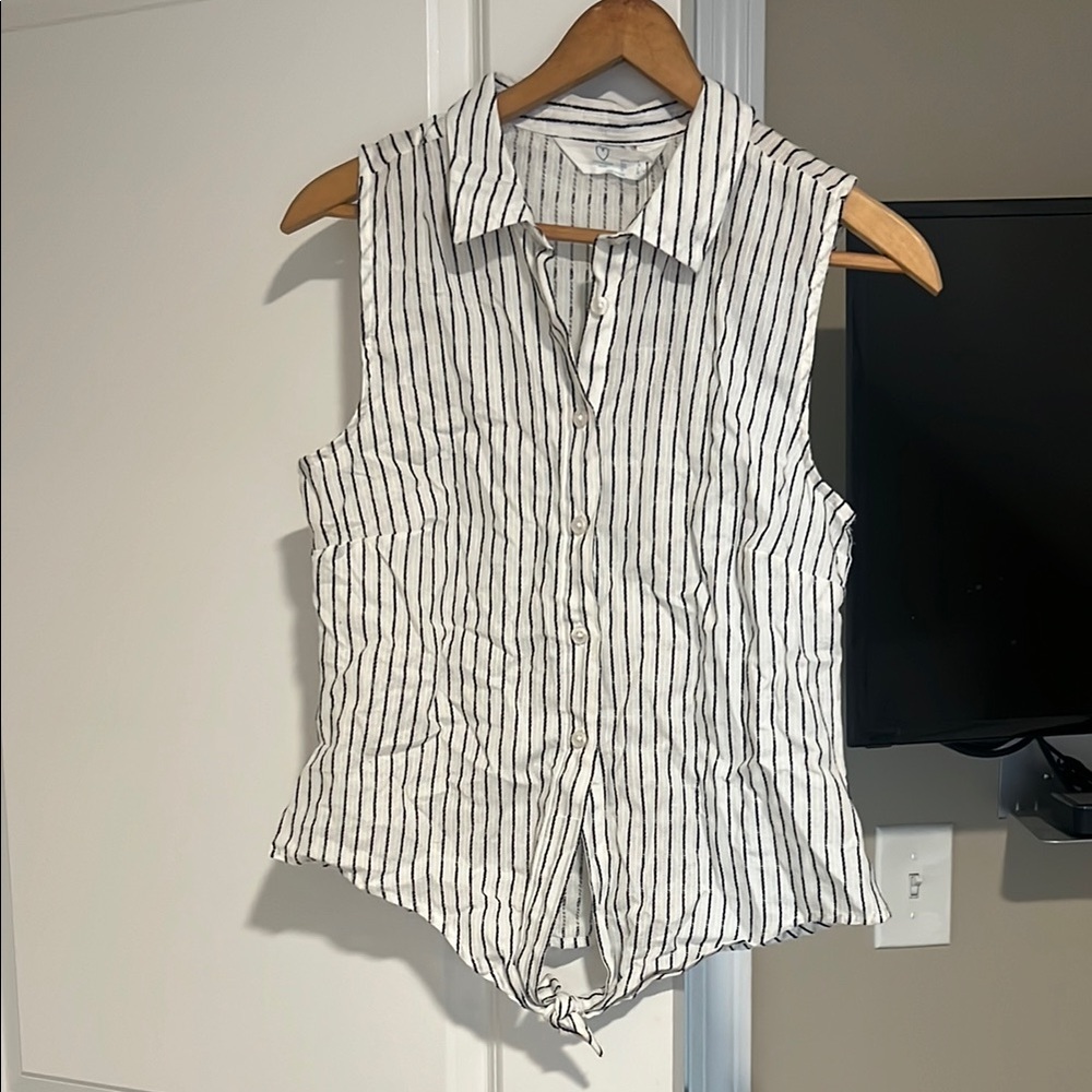 White sleeveless fitted button down top with notched collar